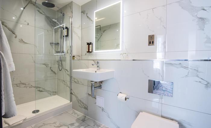 Deluxe Double Bathroom